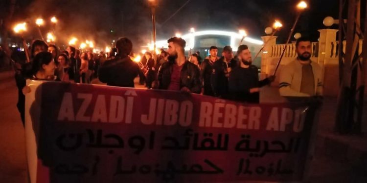 Ciwanên Qamişlo ji bo Rêberê Gelan Abdullah Ocalan meşa meşaleya li darxistin