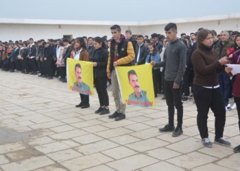 Xwendekar û mamosteyên Mexmûrê Roja Zimanê Dayîkê pîroz kir