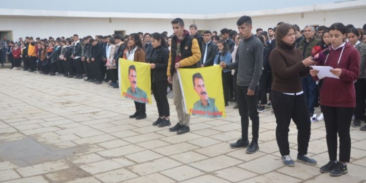 Xwendekar û mamosteyên Mexmûrê Roja Zimanê Dayîkê pîroz kir