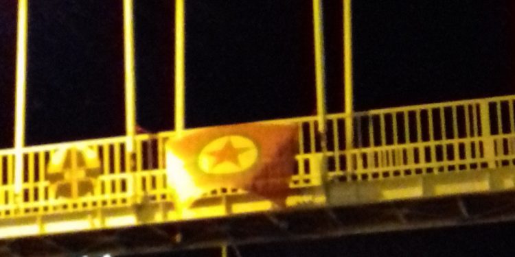 Yekîneya Tolhildanê ala PKK’ê li kolanên Amedê daliqandin