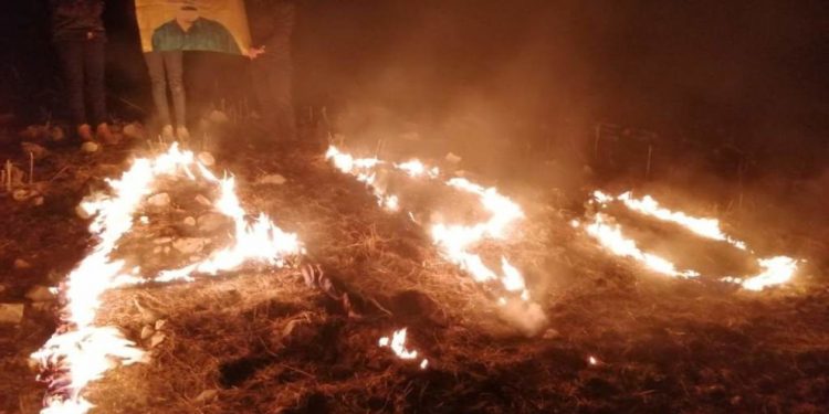 Li Silêmanî Jinên Ciwan bi agir ‘APO’ nivîsandin