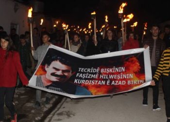 Bi meşek meşaleyî Ciwanên Mexmûrê Komplo şermezar kirin