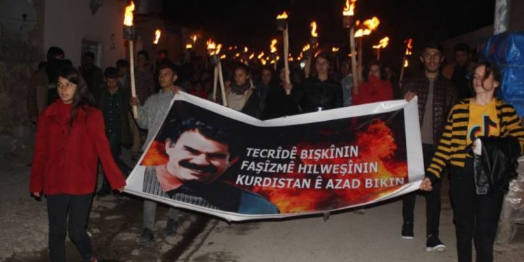 Bi meşek meşaleyî Ciwanên Mexmûrê Komplo şermezar kirin