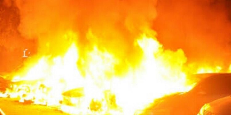 FLAŞ – Li Stenbolê 5 wesayîtên hevkarên dîktatoriya AKP-MHP’ê ya faşîst hatin şewitandin