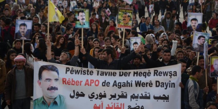 Gelê Rojavayê Kurdistan ji bo Rêberê Gelan Abdullah Ocalan li ser piyan e