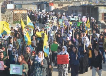 Gelê Mexmûrê ji bo Rêberê Gelan Abdulah Ocalan daketin kolanan