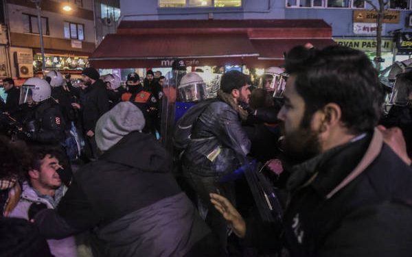 Polîsên dagirker ên Tirk êrîşî ciwanên gotin, ‘ne întihar e cînayet e’ kirin