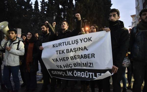 Polîsên dagirker ên Tirk êrîşî ciwanên gotin, ‘ne întihar e cînayet e’ kirin