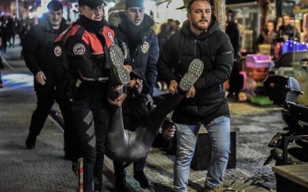 Polîsên dagirker ên Tirk êrîşî ciwanên gotin, ‘ne întihar e cînayet e’ kirin