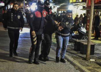 Polîsên dagirker ên Tirk êrîşî ciwanên gotin, ‘ne întihar e cînayet e’ kirin