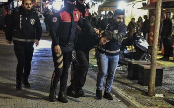 Polîsên dagirker ên Tirk êrîşî ciwanên gotin, ‘ne întihar e cînayet e’ kirin