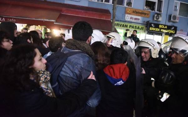 Polîsên dagirker ên Tirk êrîşî ciwanên gotin, ‘ne întihar e cînayet e’ kirin