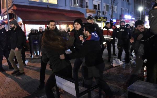 Polîsên dagirker ên Tirk êrîşî ciwanên gotin, ‘ne întihar e cînayet e’ kirin