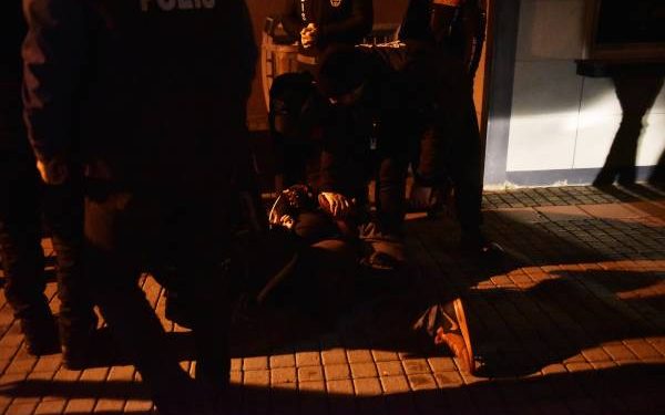 Polîsên dagirker ên Tirk êrîşî ciwanên gotin, ‘ne întihar e cînayet e’ kirin