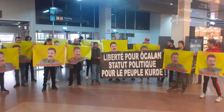 Ciwanên Kurd li Balafirgeha Strasbourgê di çalakiyê de ne: Parêzer divê demildest biçin Îmraliyê