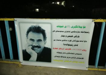 Li dijî Komploya 15’ê Sibatê Ciwanên Başûr wêneyên Rêberê Gelan Adullah Ocalan daliqandin