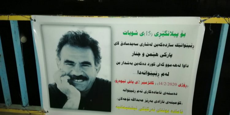 Li dijî Komploya 15’ê Sibatê Ciwanên Başûr wêneyên Rêberê Gelan Adullah Ocalan daliqandin