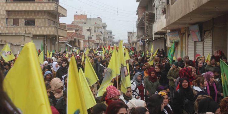 Li Rojava bi deh hezaran kesî li dijî komploya 15’ê Sibatê daketin qadan