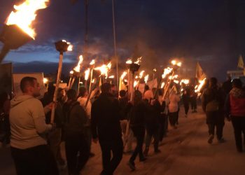 Ciwanên Tirbespiyê bi meşeke meşaleyan ji bo Rêberê Gelan Abdullah Ocalan daketin kolanan