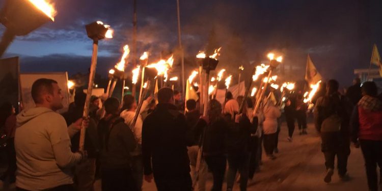 Ciwanên Tirbespiyê bi meşeke meşaleyan ji bo Rêberê Gelan Abdullah Ocalan daketin kolanan