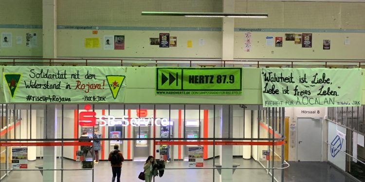 Li Zanîngeha Bîelefeldê ji bo balê bikişînin ser Ocalan pankartek hate hildan