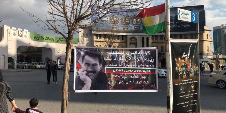 Ciwanan li Silêmanî pankartên “Tecrîdê Bişkîne, Rêber APO Azad Bike” daliqandin