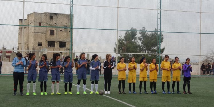 Jinên Ciwan li Kobanê pêşbirka futbolê lidar xistin