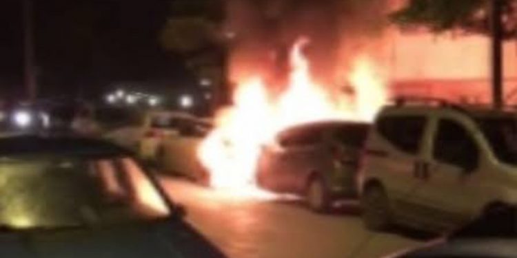 Yekineyên Tolhildanê li Stenbolê 3 wesayît şewitandin