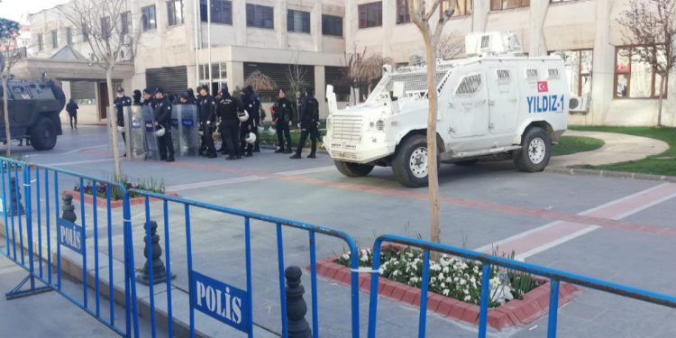 Dagirkeran 4 şaredariyên din ên HDP’ê desteserkirin