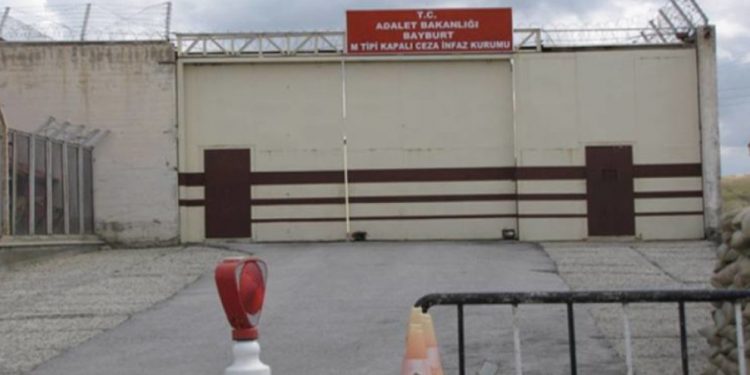 Li dijî girtiyên jin ên li Baybûrtê gef û pêkanînên kêfî