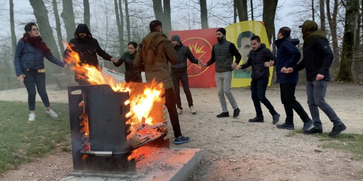 Agirê Newrozê ku Kawayê Hesînkar pêxistiye, li Swîsrêyê geş dibe