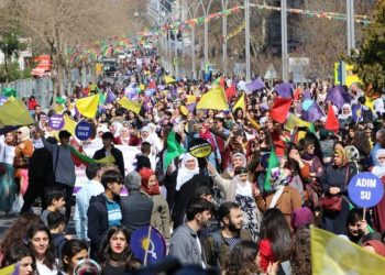 Jin bi rengên xwe li Qada Stasyonê ya Amedê ne