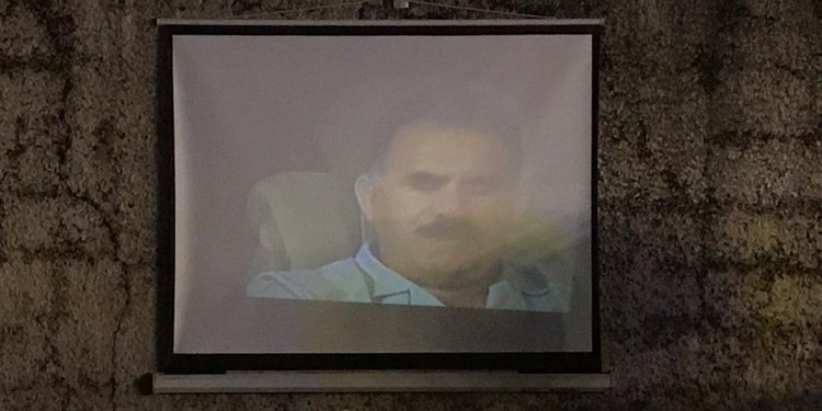 Li koleneke Silêmaniyê têkildarî Rêberê Gelan Abdullah Ocalan sînevîzyonek hate nîşandan