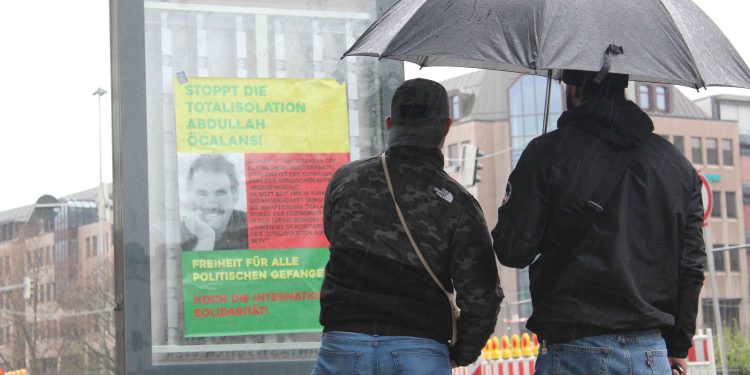 Di panoyên reklamê yên li Stuttgartê da afîşên “Azadî ji Ocalan ra”
