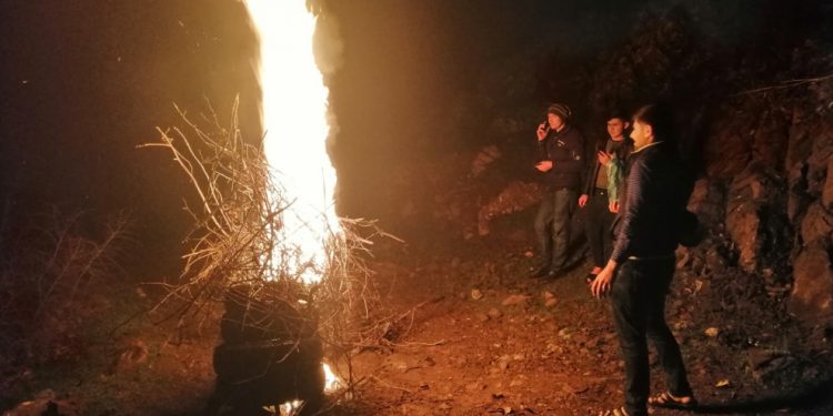 Li gundên Binarê Qendîlê ciwanan agirê Newrozê pêxistin