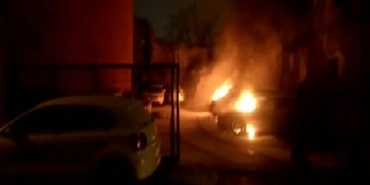 LEZGÎN – Yekîneya Tolhildanê li Stenbolê ‘wesayiteke luks’ şewitand