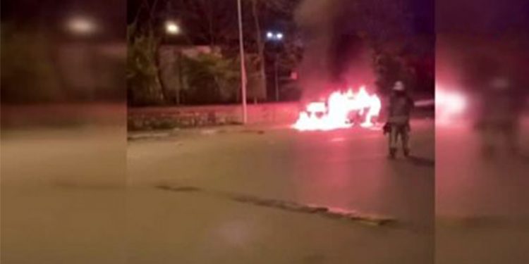 Înîsîyatîfa Zarokên Agir li Stenbolê otomobîlek da ber agir