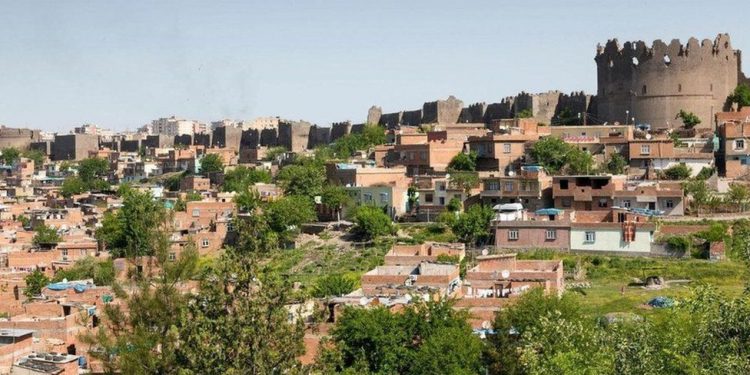 Li Bakurê Kurdistanê 20 bajarên Kurdan di karantînayê de ne