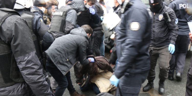 Polîsên Tirk ên dagirker Merasîma cenazeyê Bolek astengkirin