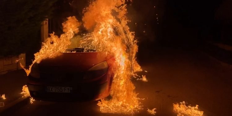 LEZGÎN- Ji Yekîneyên Tolhildanê li Parîsê çalakî: Wesayîta faşîstan hate şewitandin