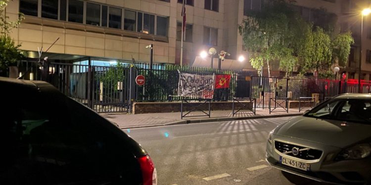 Ciwanan ala PKK’ê bi Konsolosxaneya tirk a li Parîsê ve hate daliqandin