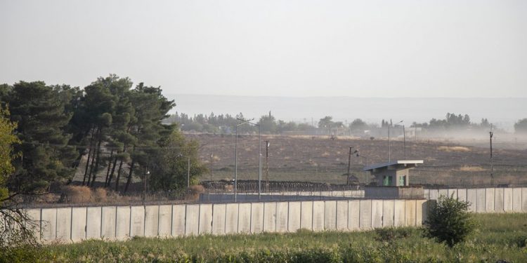 Artêşa Tirk a dagirker Rojavayê Kobanê topbaran kir û 2 şênî birîndar bûn