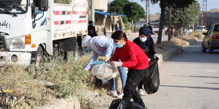 Meclisa Jinên Ciwan a Minbicê dest bi paqijkirina kolanên bajêr kir