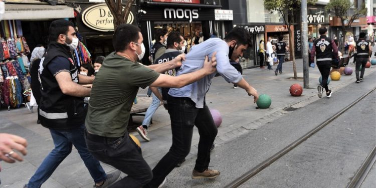 Polîsên Tirk ên dagirker êrîşî bîranîna Şehîdên meha Gulanê kirin