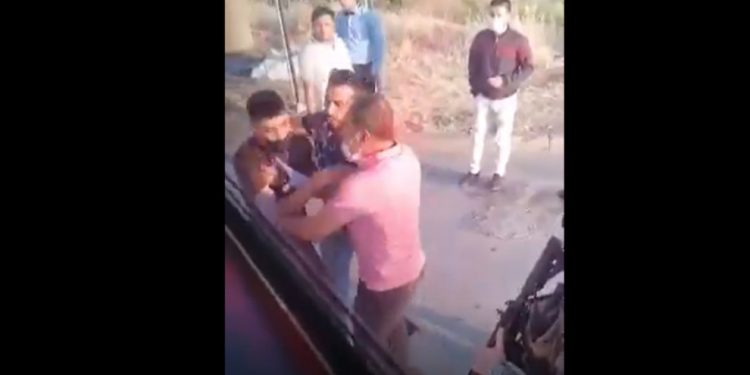 Vê carê polîsên Tirk ên dagirker li Dîlokê êşkence li ciwanekî kirin