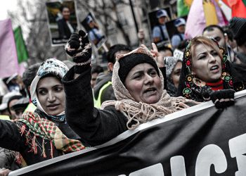 Jin û nîvê dinyayê!