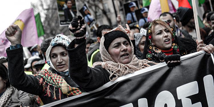 Jin û nîvê dinyayê!