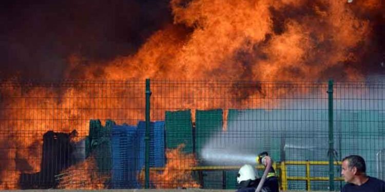 Însiyatîfa Zarokên Agir depoya plastîkan, avahî û keştiya rêwiyan dan ber agir