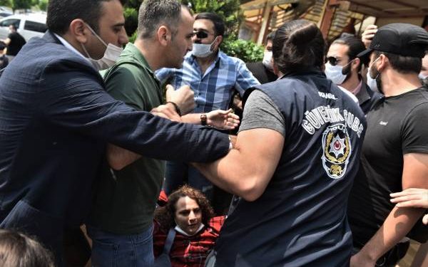 Li Sîlîvriyê polîsên dagirker ên Tirk êrîş Welatiyan dikin!