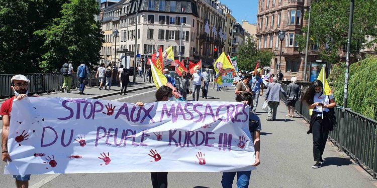 Ciwanên Kurd li dijî nîjatperestiyê li Strasbûrgê daketin qadan